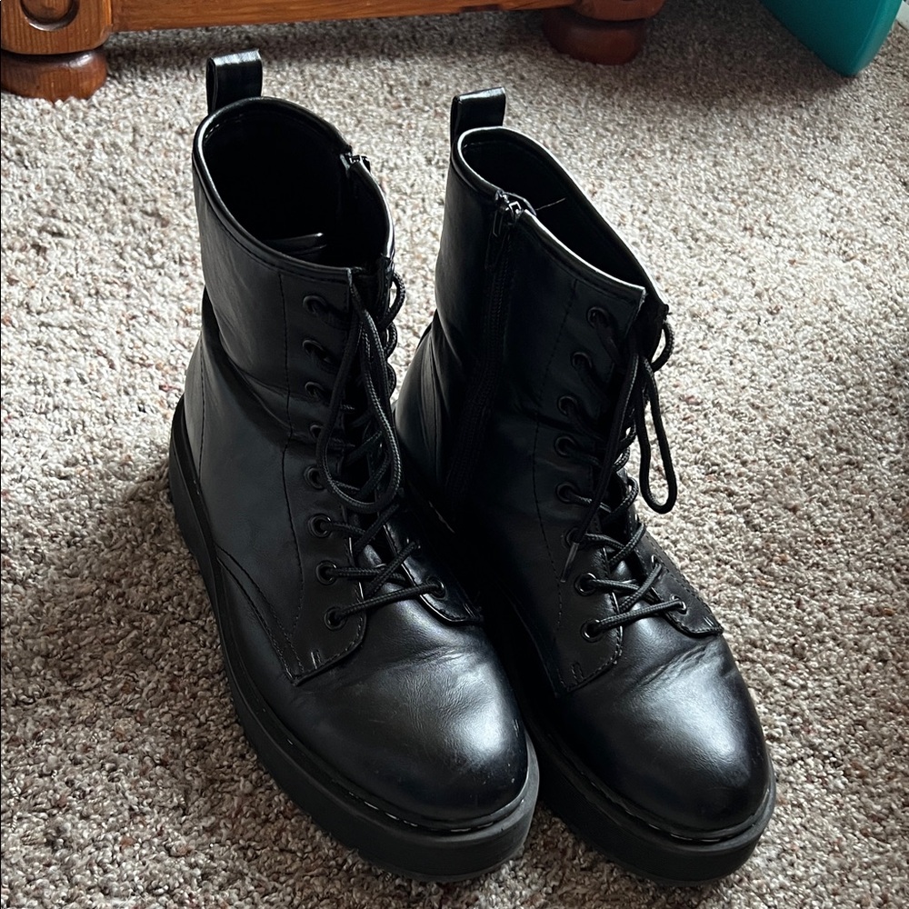 Black Lace-Up Platform Combat Boots Woman’s Size 9